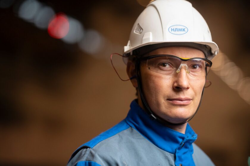 Manufacturing technician wearing AR smart glasses while following a digital work instruction on the production line