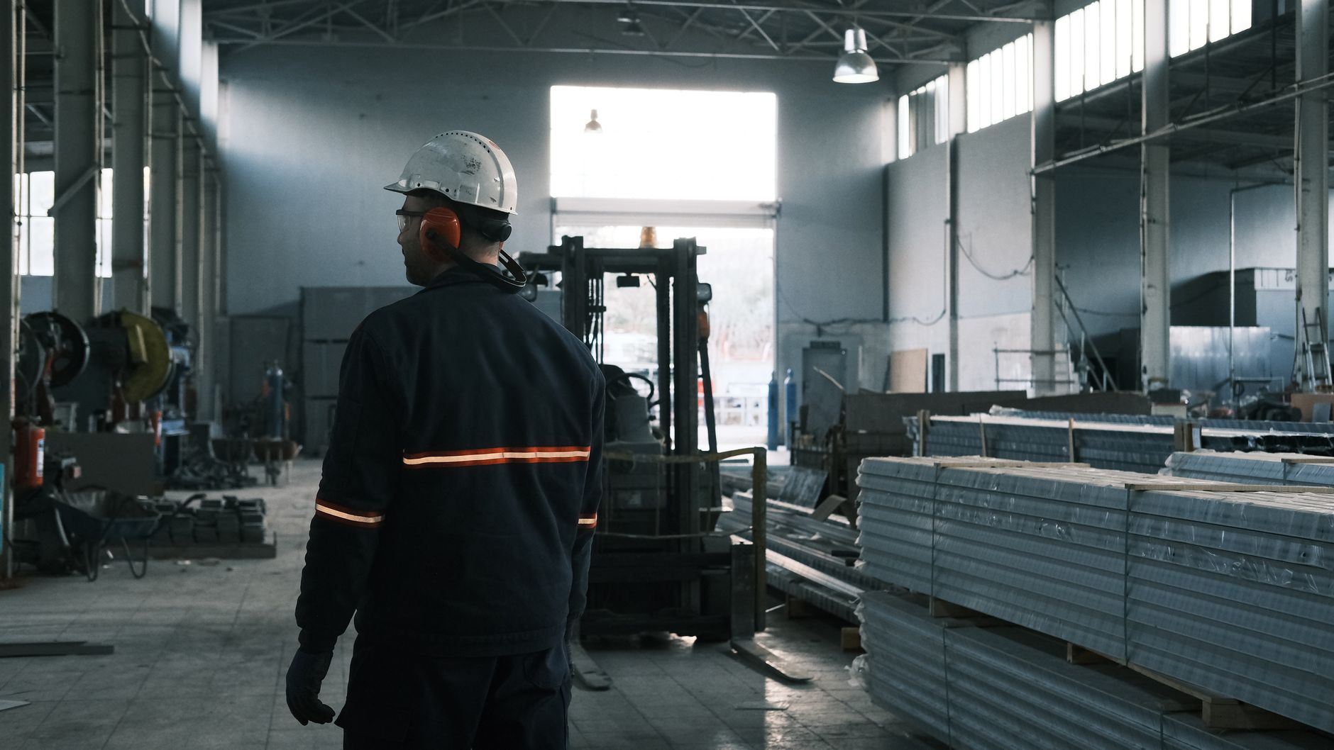 Operator viewing an OEE dashboard screen on a high-mix manufacturing line